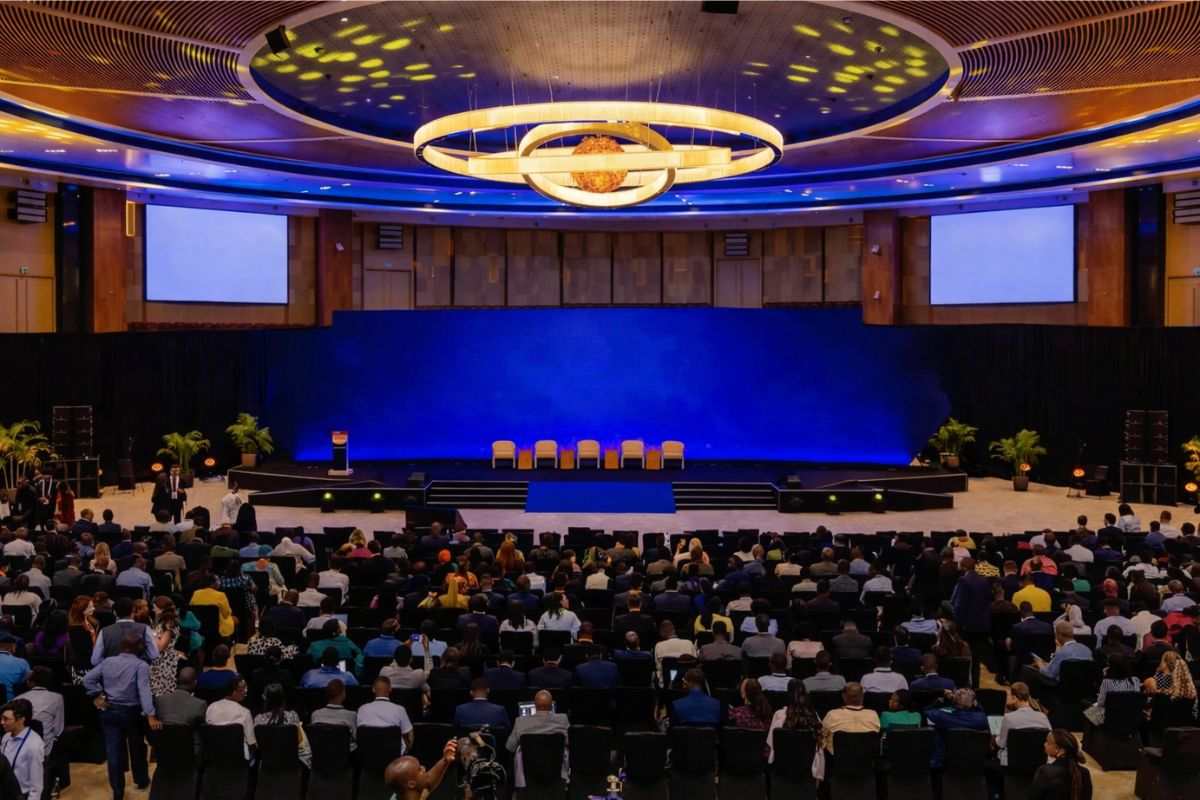 Vue panoramique du Healthcare Innovation Summit Africa 2026 dans une grande salle de conférence moderne avec scène centrale et public international.