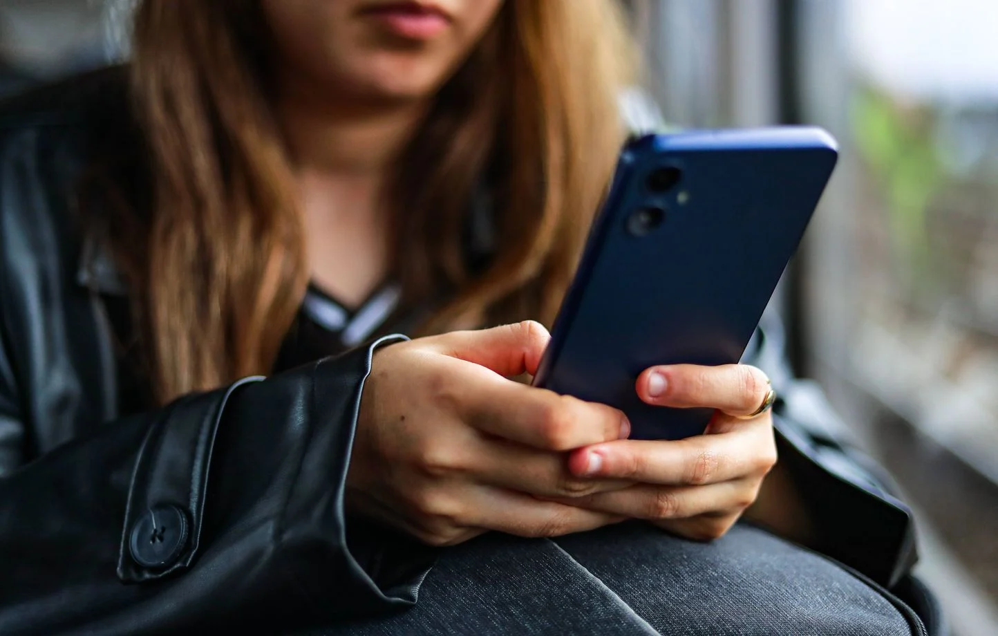 jeune-femme-consultant-son-smartphone-illustrant-la-place-centrale-des-reseaux-sociaux-et-de-la-technologie